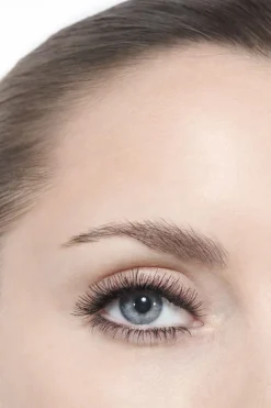 DIE ALL-IN-ONE-MASCARA: VOLUMEN, LÄNGE, SCHWUNG UND DEFINITION SCHWARZ
