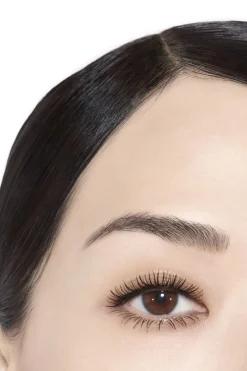 DIE ALL-IN-ONE-MASCARA: VOLUMEN, LÄNGE, SCHWUNG UND DEFINITION SCHWARZ