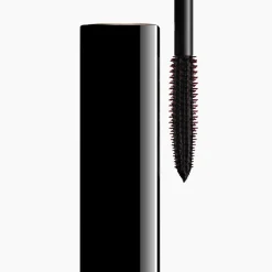 DIE ALL-IN-ONE-MASCARA: VOLUMEN, LÄNGE, SCHWUNG UND DEFINITION SCHWARZ