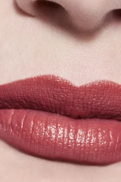 FARBINTENSIVER LIPPENSTIFT. KONZENTRIERTE LEUCHTKRAFT UND PFLEGE. REFILLABLE