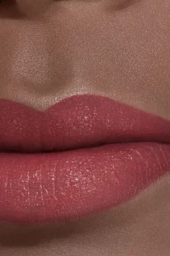 FARBINTENSIVER LIPPENSTIFT. KONZENTRIERTE LEUCHTKRAFT UND PFLEGE. REFILLABLE