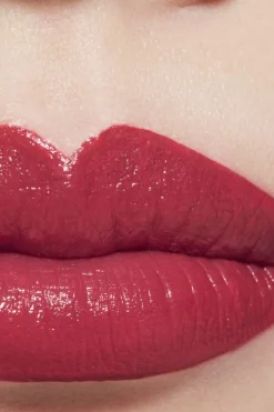 FARBINTENSIVER LIPPENSTIFT. KONZENTRIERTE LEUCHTKRAFT UND PFLEGE. REFILLABLE