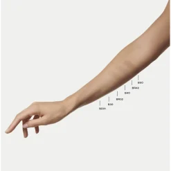 FOUNDATION MIT WEICHZEICHNEREFFEKT. SAMTIG-MATTES FINISH.