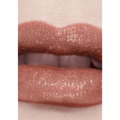 GETÖNTER, FEUCHTIGKEITSSPENDENDER, VERSCHÖNERNDER LIPPENBALSAM MIT INDIVIDUELLER FARBINTENSITÄT