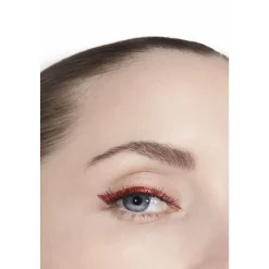 HOCHPRÄZISER FLÜSSIGER EYELINER ‒ LANGANHALTEND UND WASSERFEST