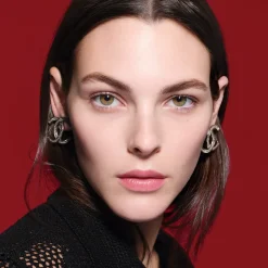 POLSTERT AUF – GLÄTTET – SCHÜTZT